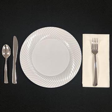 一次性白色盘子与银塑料器皿