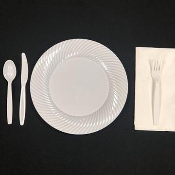 一次性白色盘子与白色塑料器皿