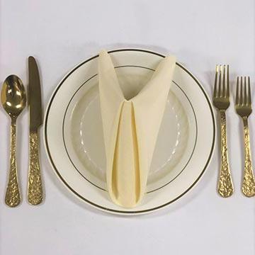 黄金餐具与一次性盘子